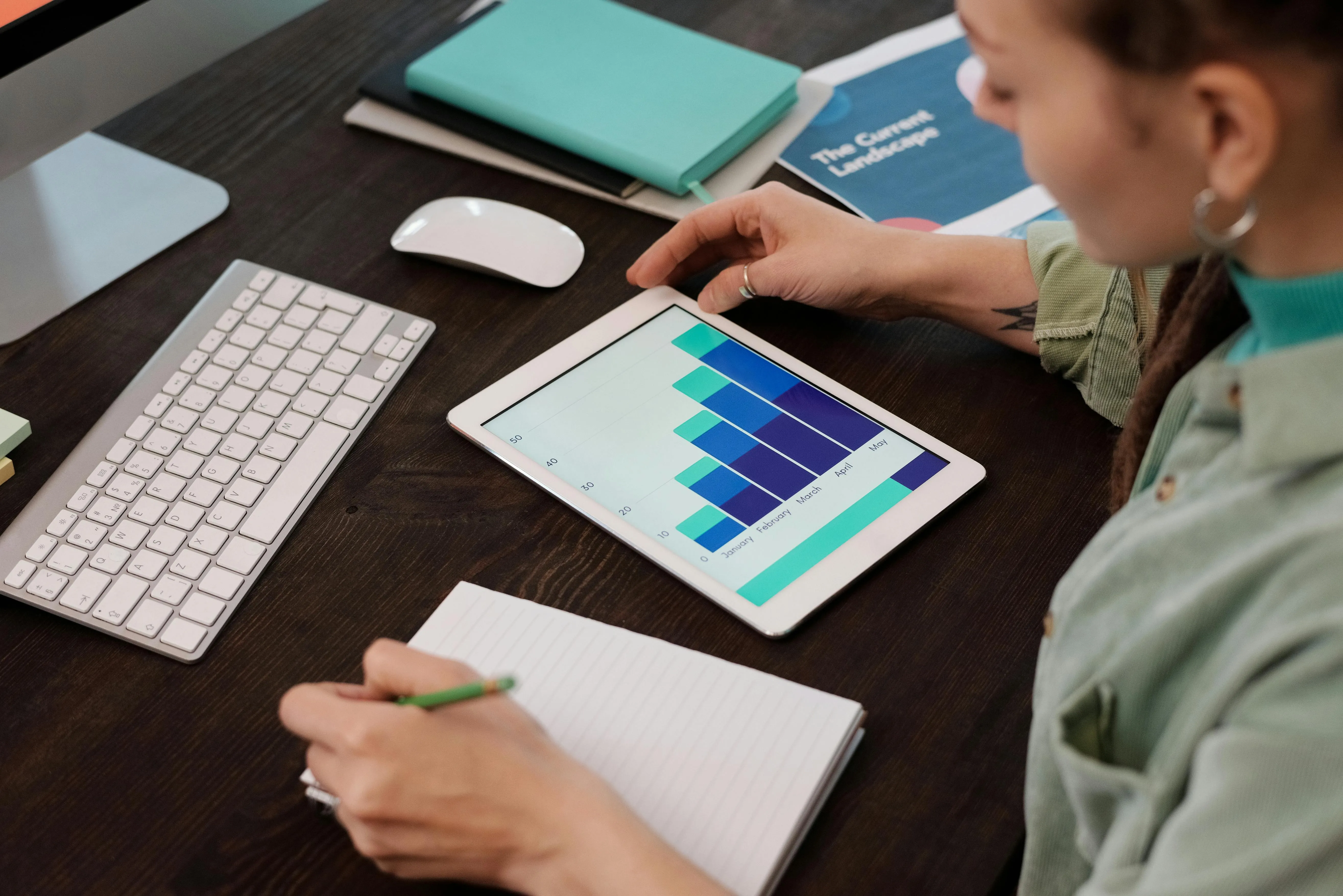 Estudiante usando Scholarfi en tableta